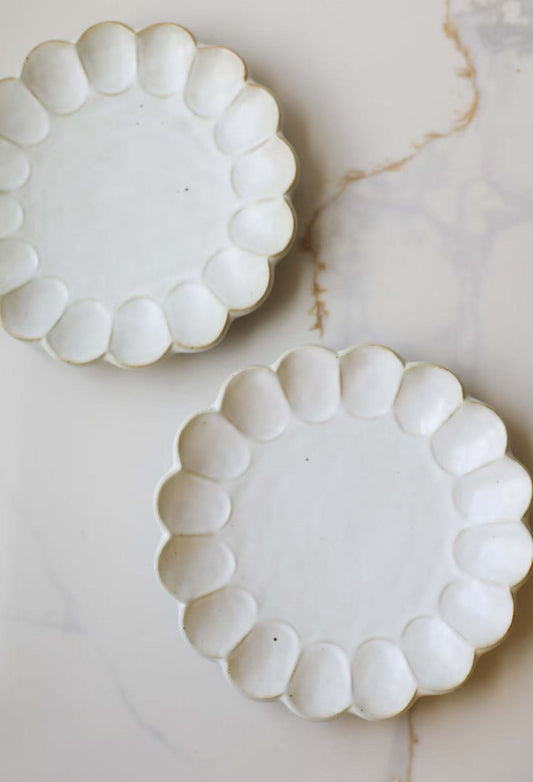 Dinner Plate with Scalloped Rim