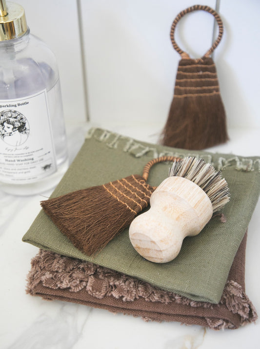 Mini Palm Fiber Brush with Handle