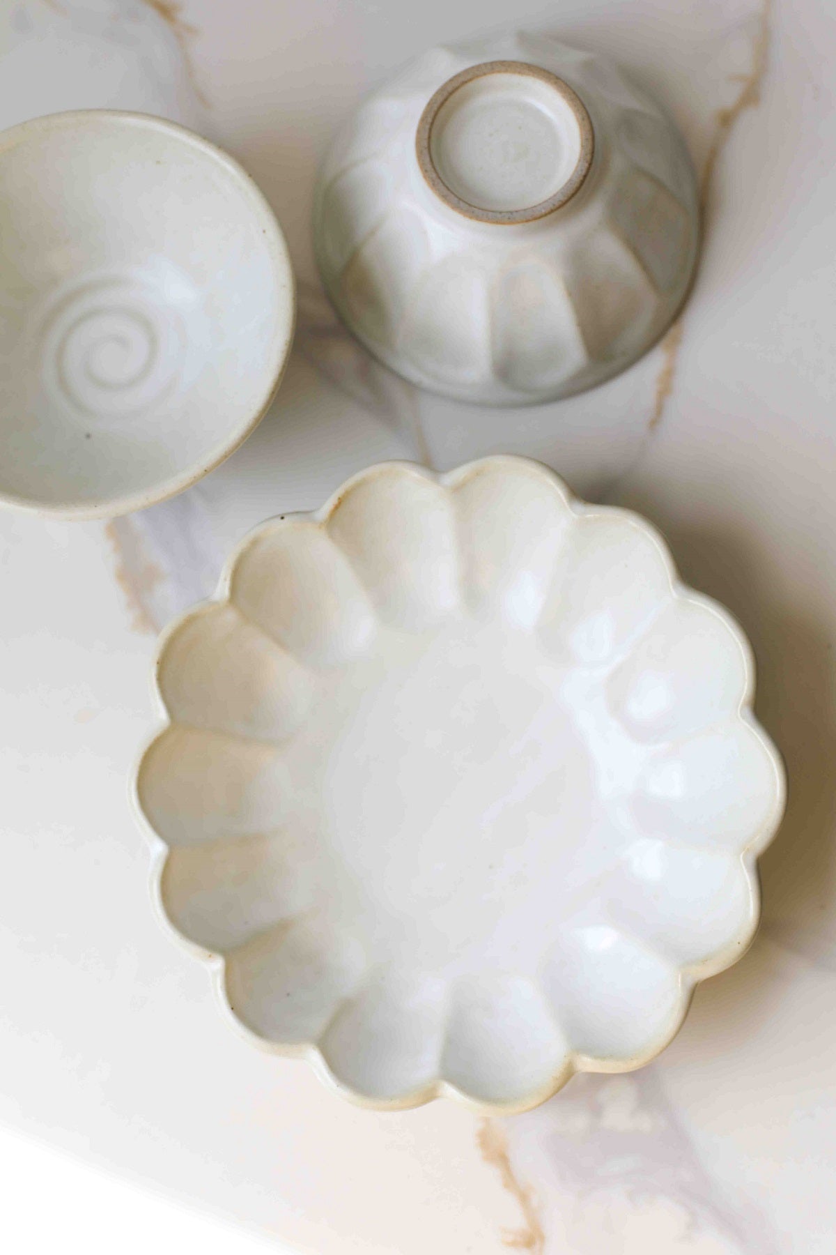 Dinner Plate with Scalloped Rim