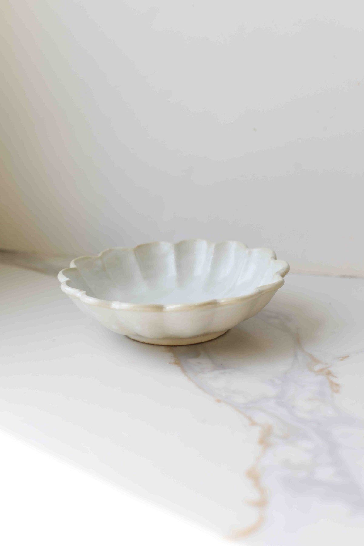 Dinner Plate with Scalloped Rim